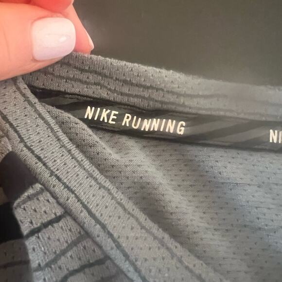 NIKE- Men’s Athletic Running Short Sleeve Shirt - Picture 6 of 12